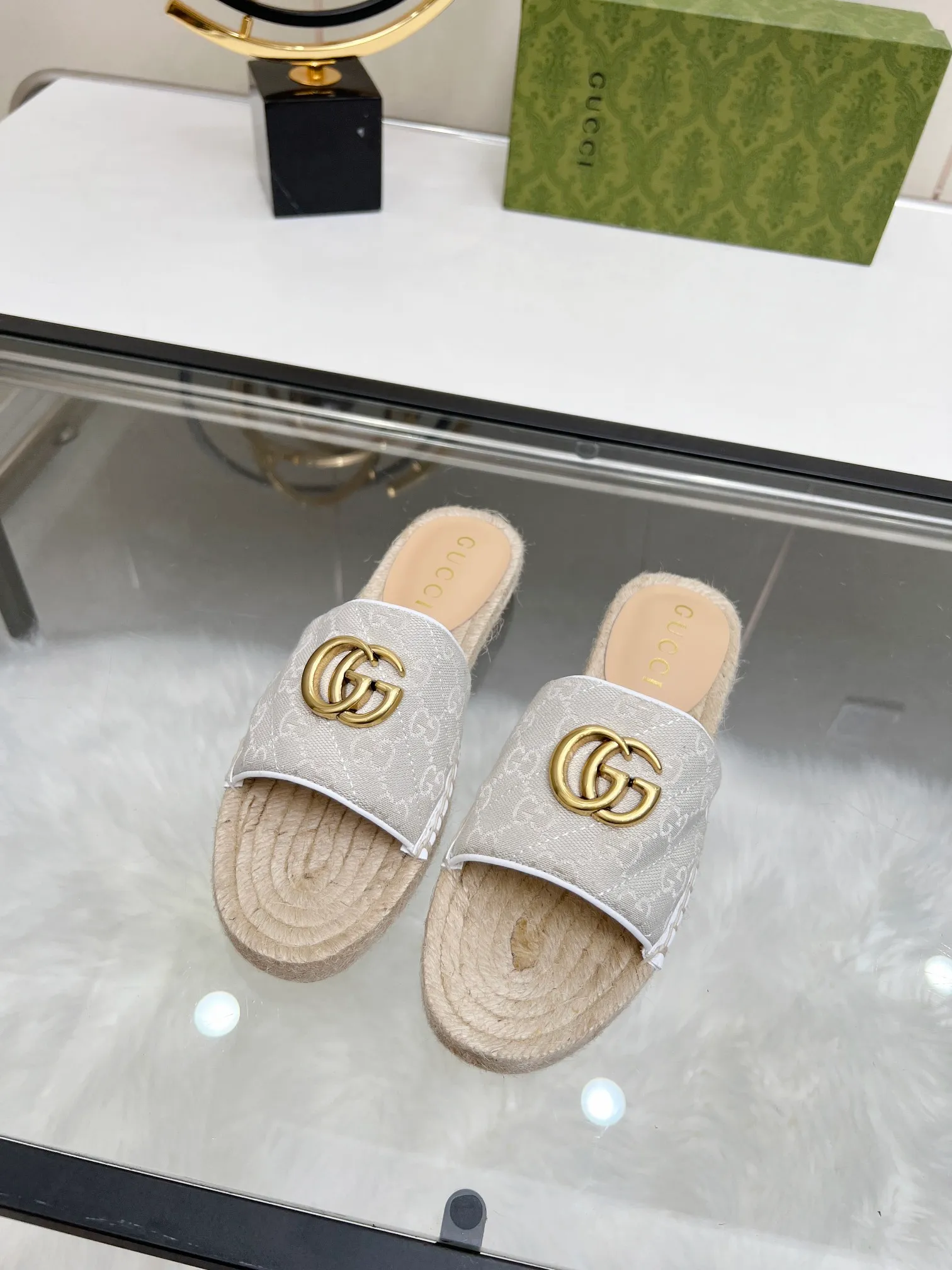 👟👟Ex-factory price 320👟👟 Gucci slippers fisherman shoes new color Injection molded one-piece straw bottom, high-end quality Fabric: Double G imported fabric Lining: sheepskin lining Code number: 35~42 Fabric styles include apricot, floral, pink, black, blue, burgundy, champagne, green, orange, cyan, starry sky, more than 30 colors to choose from, many colors to be updated in the future ,,,,,,,,